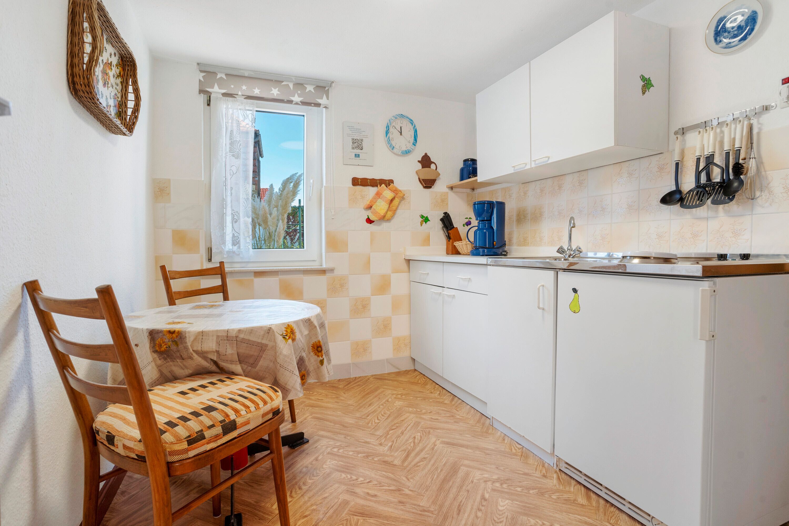 Kühlschrank, Herdplatte, Wasserkocher mit Kaffee-/Teezubehör