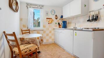 Refrigerador, parrilla de estufa, cafetera y tetera y tetera eléctrica