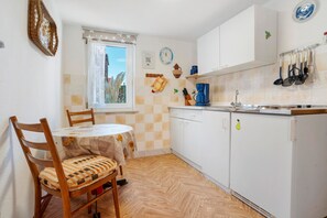 Fridge, stovetop, coffee/tea maker, electric kettle