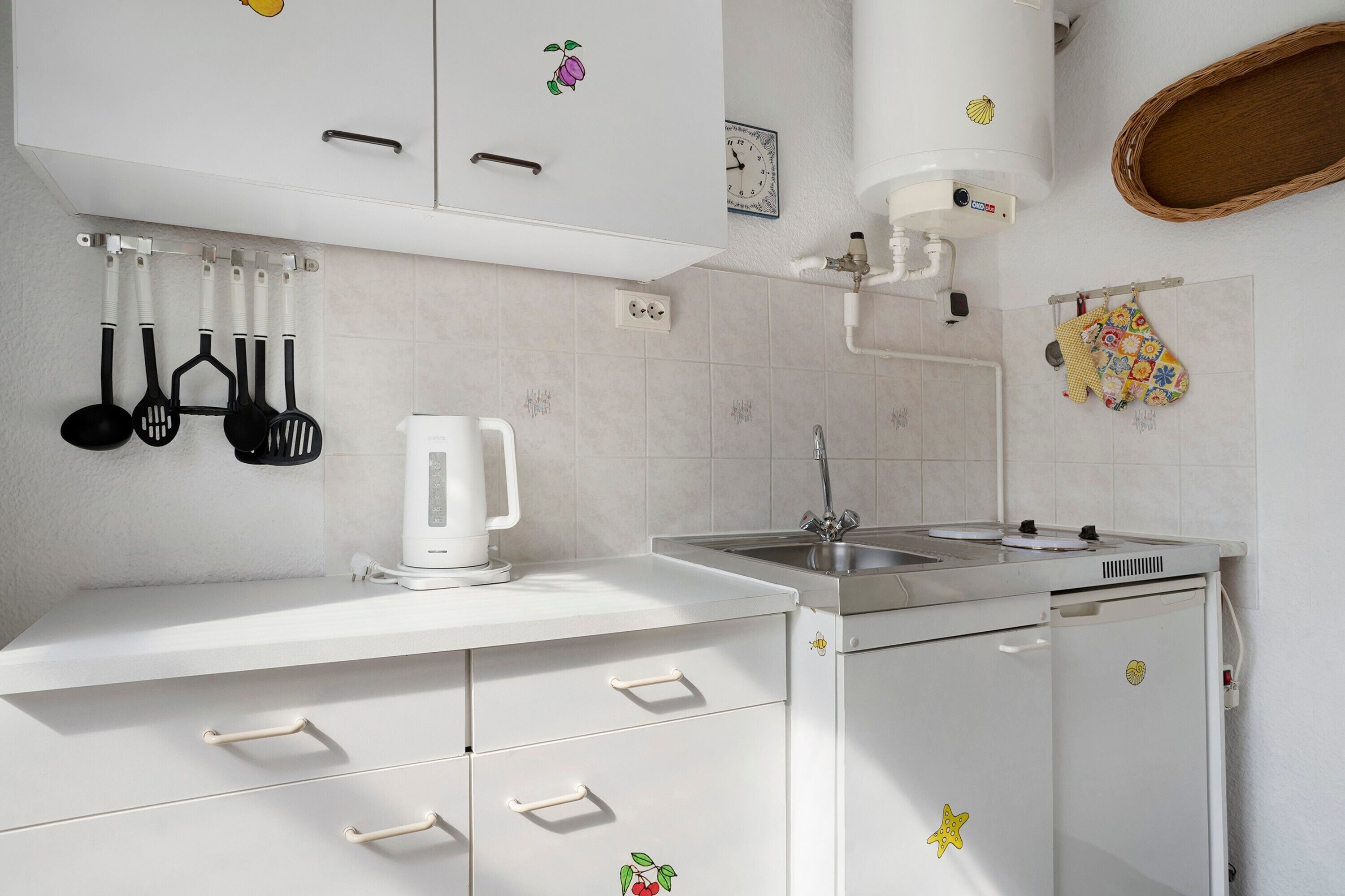 Fridge, stovetop, coffee/tea maker, electric kettle