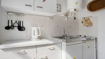 Fridge, stovetop, coffee/tea maker, electric kettle