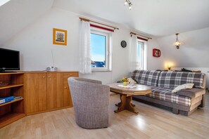 TV, stereo - Holiday Apartment 'Marie' with Shared Terrace, Shared Garden and Wi-Fi (Koserow)