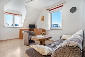 TV, stereo - Holiday Apartment 'Marie' with Shared Terrace, Shared Garden and Wi-Fi (Koserow)