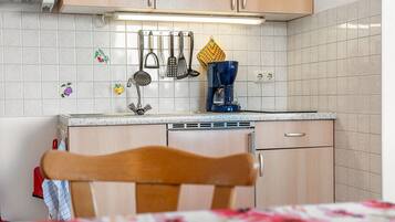 Refrigerador, microondas, parrilla de estufa y cafetera y tetera