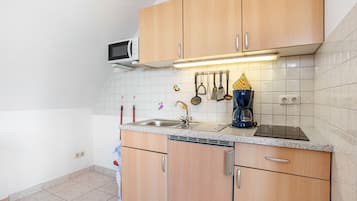 Kühlschrank, Mikrowelle, Herdplatte, Wasserkocher mit Kaffee-/Teezubehör