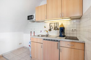 Jääkaappi, mikroaaltouuni, liesi, kahvin-/teenkeitin