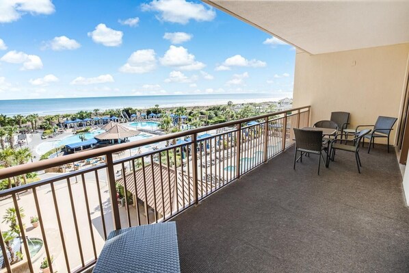 Outdoor dining - Beachfront Beauty: 3-Bedroom Condo with Whirlpool Tub and More (North Myrtle Beach)