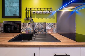 Kühlschrank, Mikrowelle, Herdplatte, Wasserkocher mit Kaffee-/Teezubehör