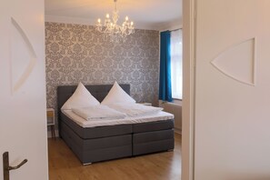 3 bedrooms, desk, iron/ironing board, free WiFi