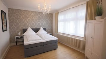 3 bedrooms, desk, iron/ironing board, free WiFi