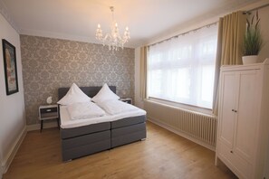3 bedrooms, desk, iron/ironing board, free WiFi