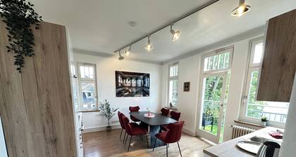 Exclusive city studio with 3 bedrooms in art nouveau villa & Hercules view for 8 guests