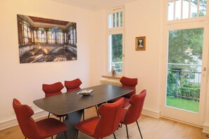 Dining - Exclusive city studio with 3 bedrooms in art nouveau villa & Hercules view for 8 guests (Kassel)