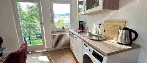 Réfrigérateur, four à micro-ondes, un four, surface de cuisson