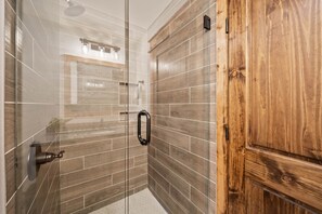 Een douche, een haardroger, handdoeken