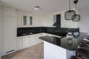 ثلاجة، ميكروويف، فرن، غسالة أطباق