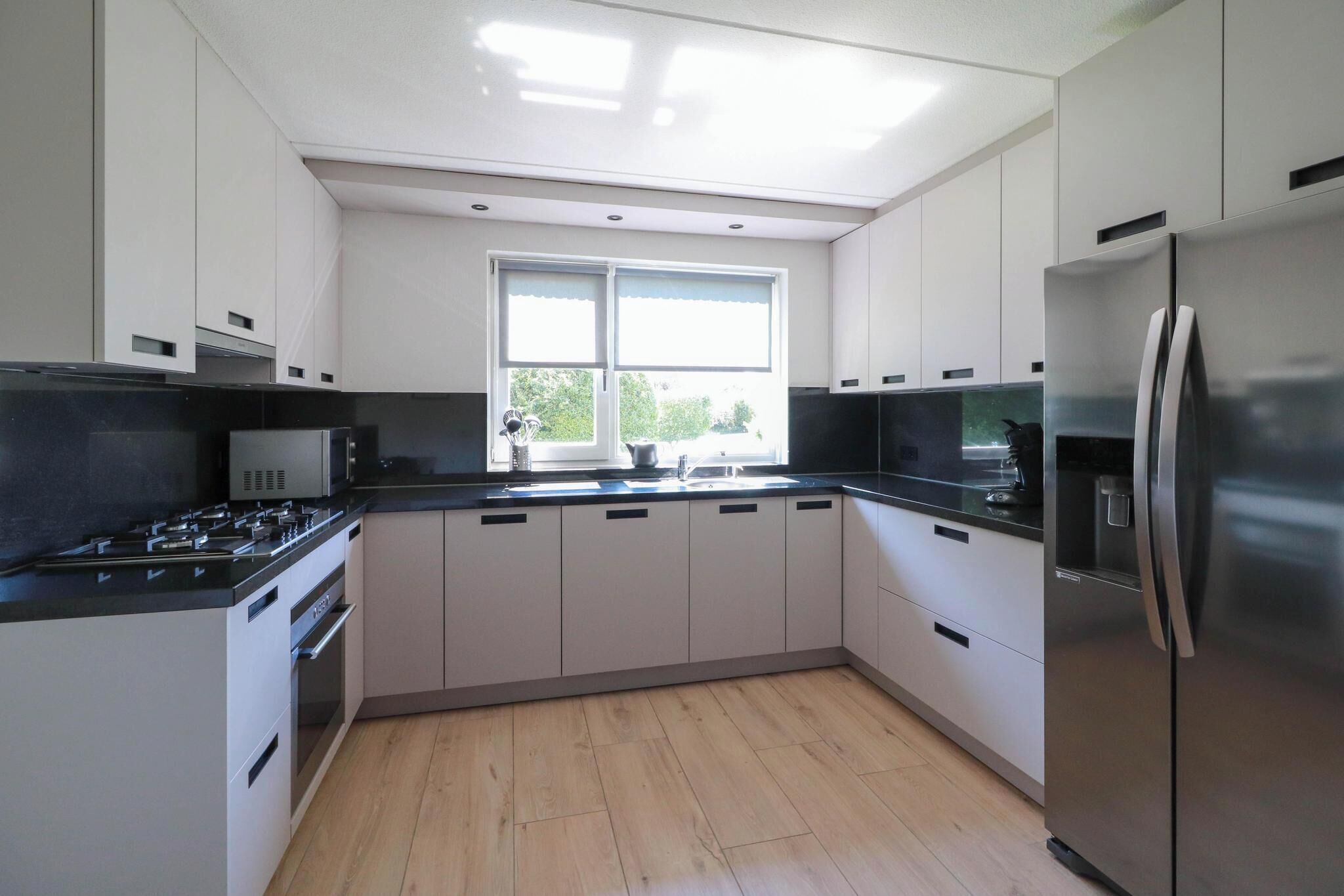 Kjøleskap, kokeplater, oppvaskmaskin og kaffetrakter/tekoker