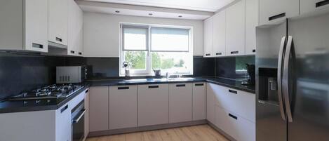 Kjøleskap, kokeplater, oppvaskmaskin og kaffetrakter/tekoker