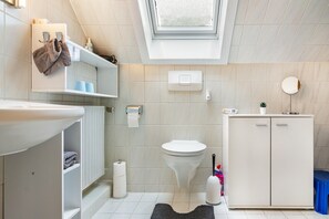 Douche, séchoir à cheveux, serviettes fournies