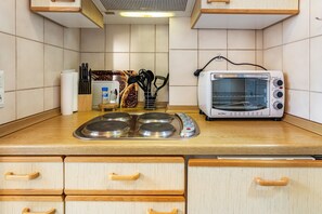 Fridge, stovetop, coffee/tea maker, electric kettle