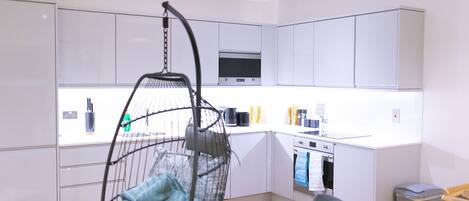 Geladeira, micro-ondas, fogão, cooktop