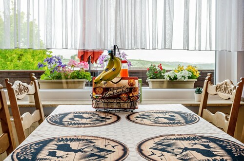 Apartment 'Haus Rehblick 2, Wg 4' mit Bergblick, Gemeinschaftsgarten und WLAN