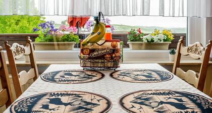 Apartment 'Haus Rehblick 2, Wg 4' mit Bergblick, Gemeinschaftsgarten und WLAN