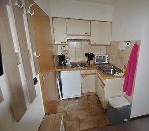 Fridge, stovetop, coffee/tea maker, electric kettle