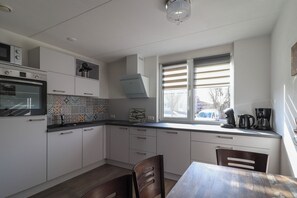 ثلاجة، ميكروويف، غسالة أطباق، ماكينة لصنع القهوة/الشاي