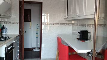 Køleskab, mikrobølgeovn, ovn, kogeplade