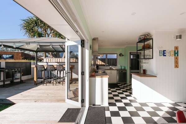Outdoor dining - Sandy Bar - Mount Maunganui - Beyonder Holiday Homes (Mount Maunganui)