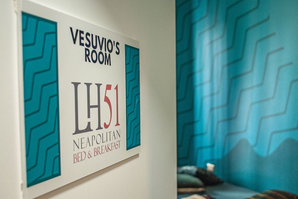 Vesuvion huoneen ja napolilaisen majatalon ulkoseinään kiinnitetty kyltti, jossa on mainittu huoneen numero LH51.