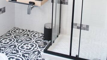 Habitación básica doble | Baño | Batas y bidet