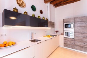 House (4 Bedrooms) | Private kitchen | Microwave, oven, stovetop, dishwasher