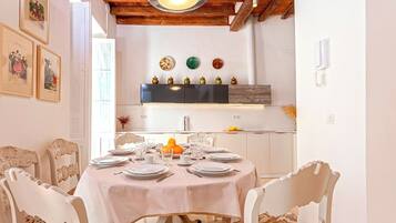 Casa (4 Bedrooms) | Cocina privada | Microondas, horno, placa de cocina y lavavajillas