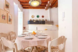 Microwave, oven, stovetop, dishwasher - House With Terrace Near Cathedral. Mateos Gago VI (Seville)