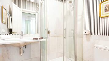 Huis (4 Bedrooms) | Badkamer | Een douche, gratis toiletartikelen, een haardroger, een bidet