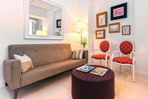 House (4 Bedrooms) | Living room