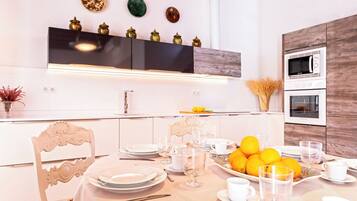 Huis (4 Bedrooms) | Privékeuken | Een microgolfoven, een oven, een kookplaat, een vaatwasser