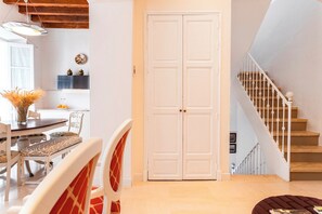 House (4 Bedrooms) | Living room