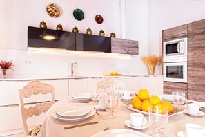 Hus (4 Bedrooms) | Eget kök | Mikrovågsugn, ugn, spishäll och diskmaskin