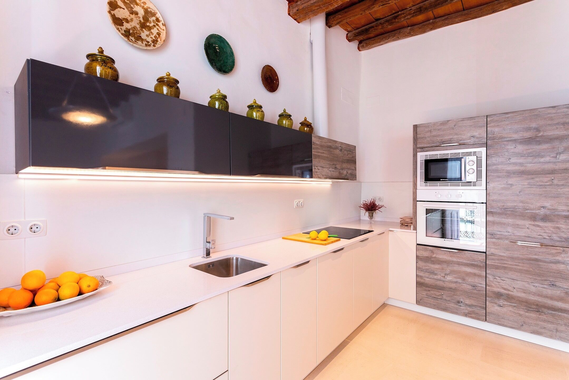 Huis (4 Bedrooms) | Privékeuken | Een microgolfoven, een oven, een kookplaat, een vaatwasser