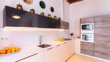 Huis (4 Bedrooms) | Privékeuken | Een microgolfoven, een oven, een kookplaat, een vaatwasser