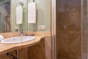 Casa (4 Bedrooms) | Baño | Regadera, amenidades de baño gratuitas, secadora de cabello, bidet 