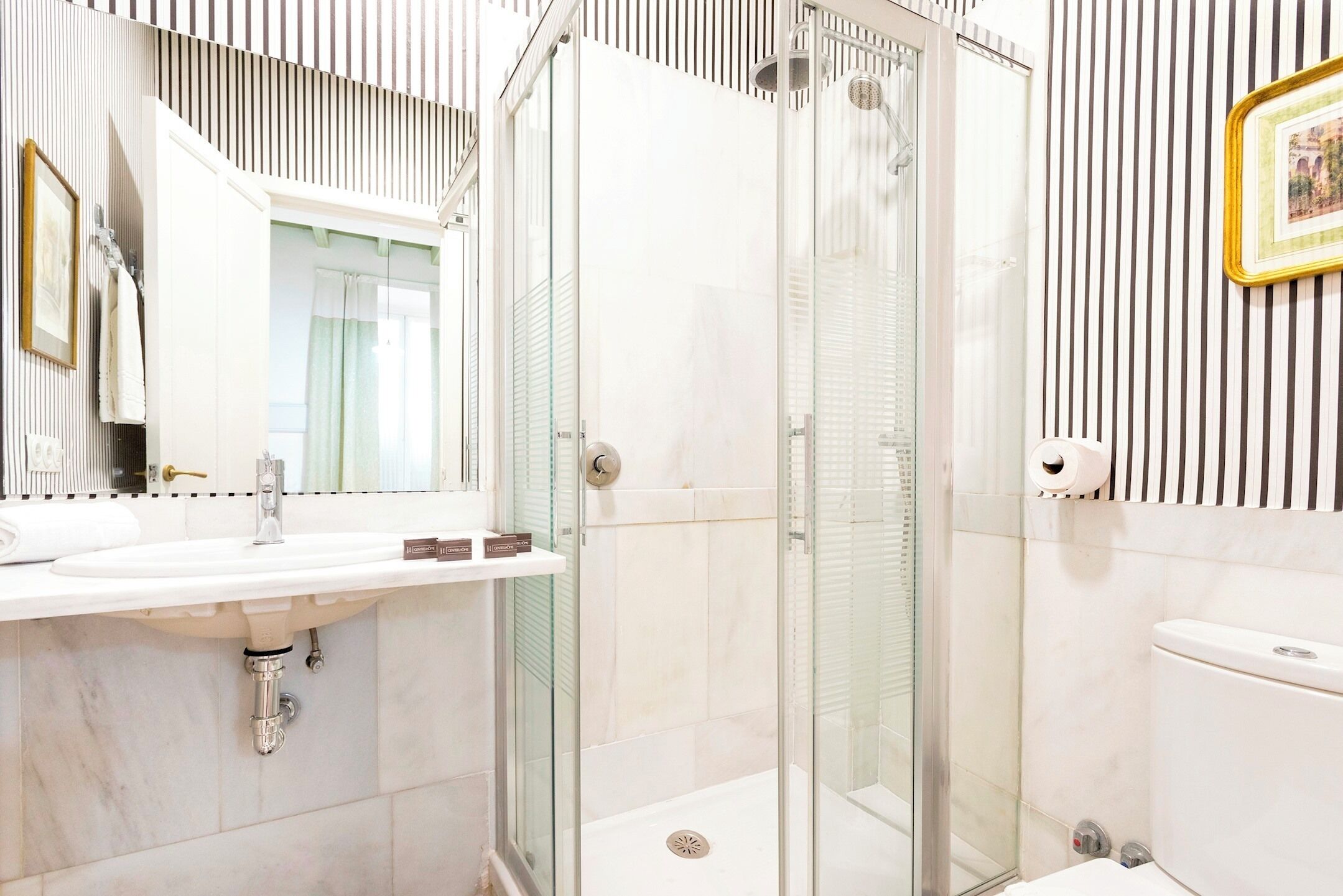 Maison (4 Bedrooms) | Salle de bain | Douche, articles de toilette gratuits, sèche-cheveux, bidet