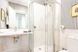 Talo (4 Bedrooms) | Kylpyhuone | Suihku, ilmaiset hygieniatuotteet, hiustenkuivaaja, bidee