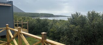 Tranquil 1-bedroom bungalow with a sea view in Hafnarskógur