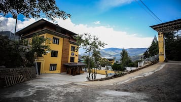 75 inci sebuah televisyen pintar dengan digital, Netflix, mainan