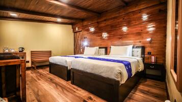 Deluxe-Doppel- oder -Zweibettzimmer, Balkon, Bergblick | Allergikerbettwaren, Daunenbettdecken, Bügeleisen/Bügelbrett