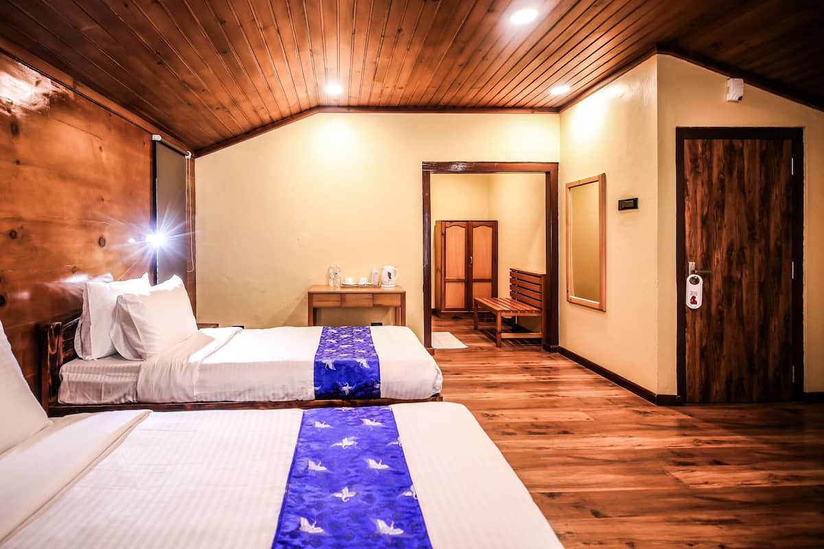 Quarto casal ou duplo luxo, sacada, vista para a montanha | Ferros/tábuas de passar roupa, Wi-Fi de cortesia